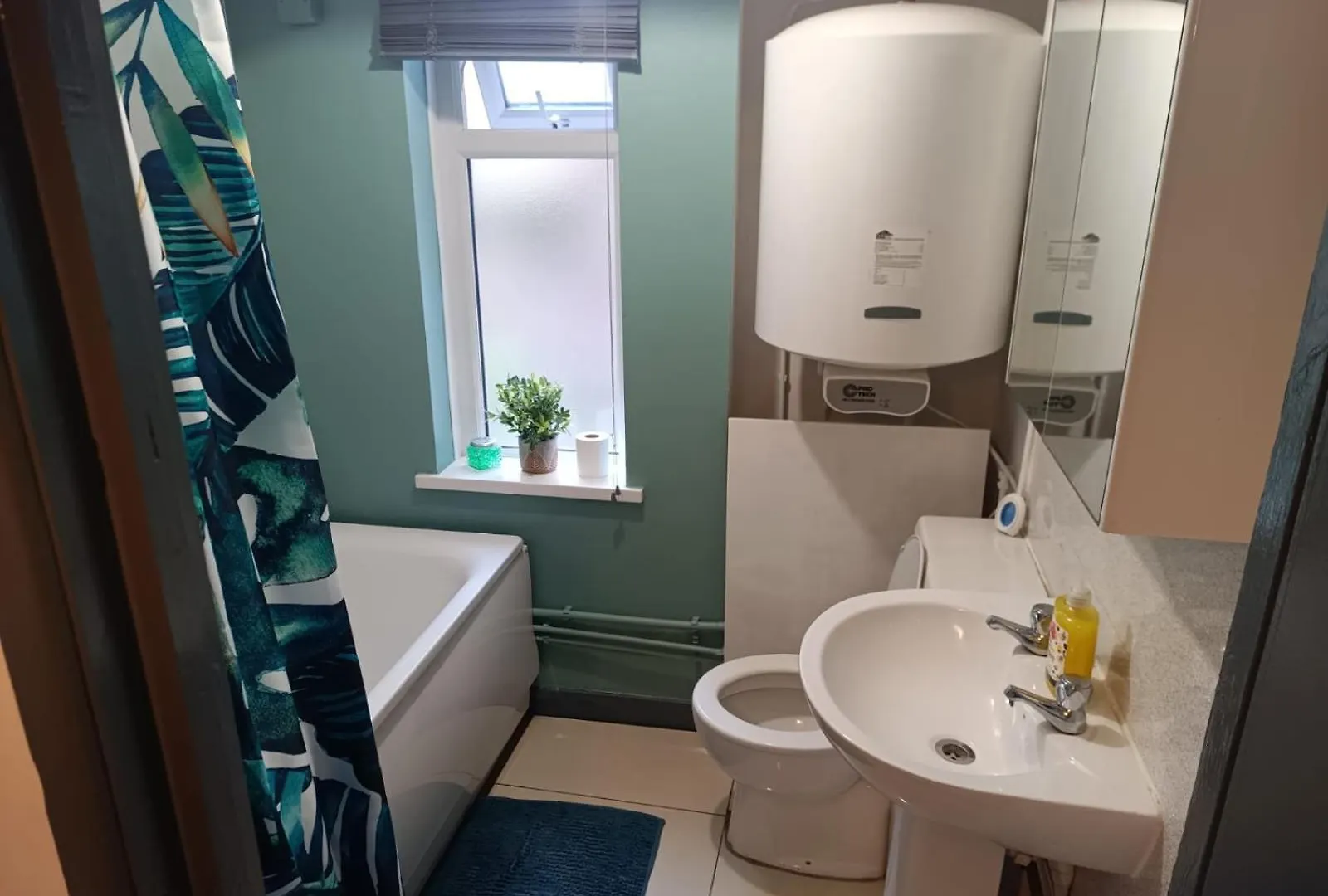 Cosy Garden Flat Near Bay & City Centre - Fast Wifi, 5 Mins To Centre Cardiff 0*,  United Kingdom